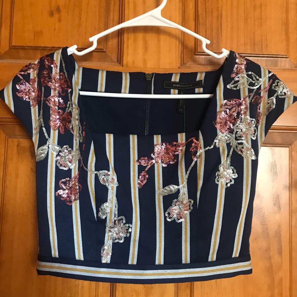 Bcbgmaxazaria blue crop